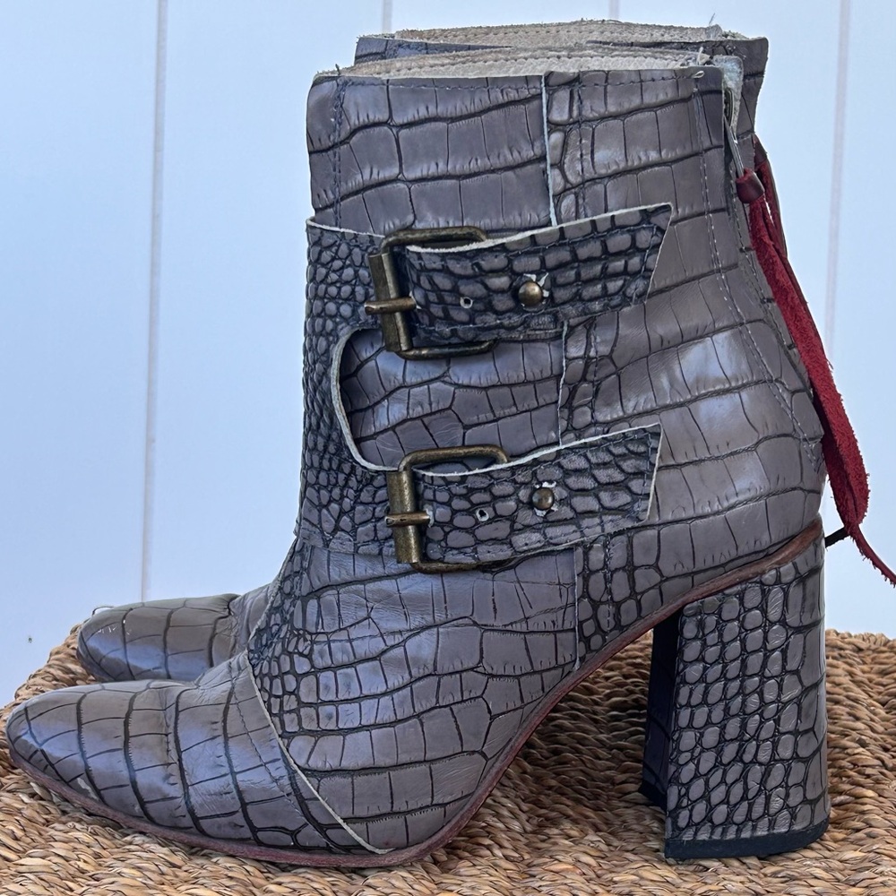 Freebird Brand Women’s Leather Joey Croc Print Block Heel Boots‎ Size 9